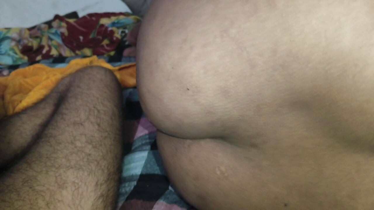 Gaon Ki Bhabhi ko Pahli Baar uska Devar chodta hai Aur Bhabhi ki Chut Chudwa Kar Kaali kar deta hai