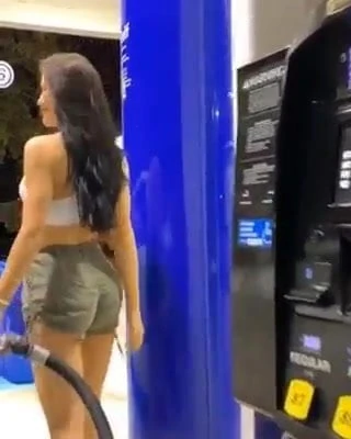Chica en gasolinera