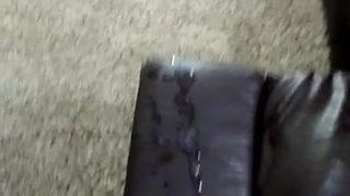 Cumming na skórzanej kanapie