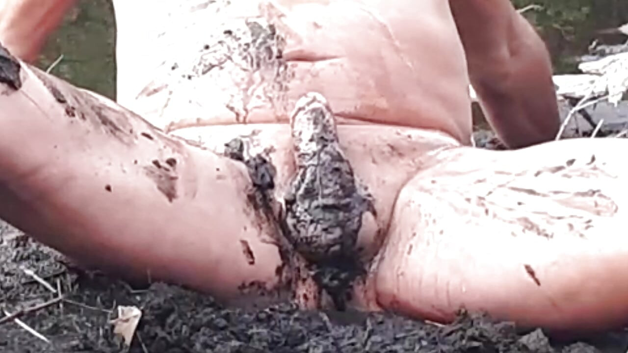 Steff165: Playing naked in the mud