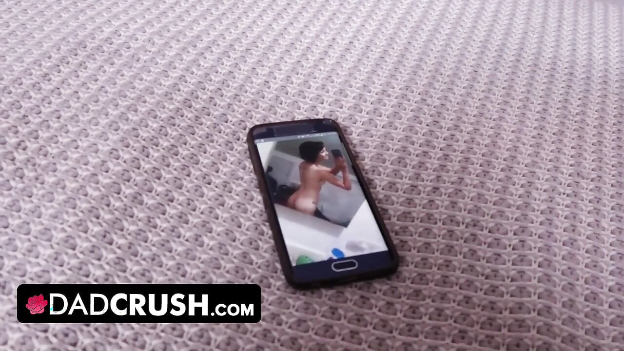 Dadcrush - 잘못된 번호! 실수로 새아빠 누드를 보내고 사정하는 발정난 의붓딸