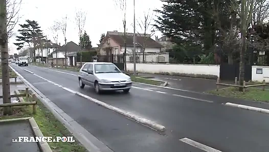 Büyük memeli güzel genç esmer porno oyuncusu tarafından baştan çıkarılıyor