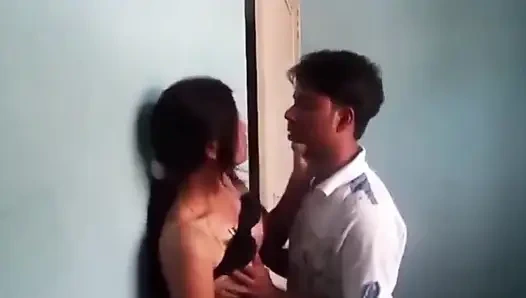 Hintli kız arkadaş partneriyle vakit geçiriyor