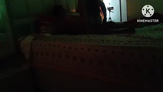 Hintli ev hanımı eski erkek arkadaşıyla ilişki yaşıyor