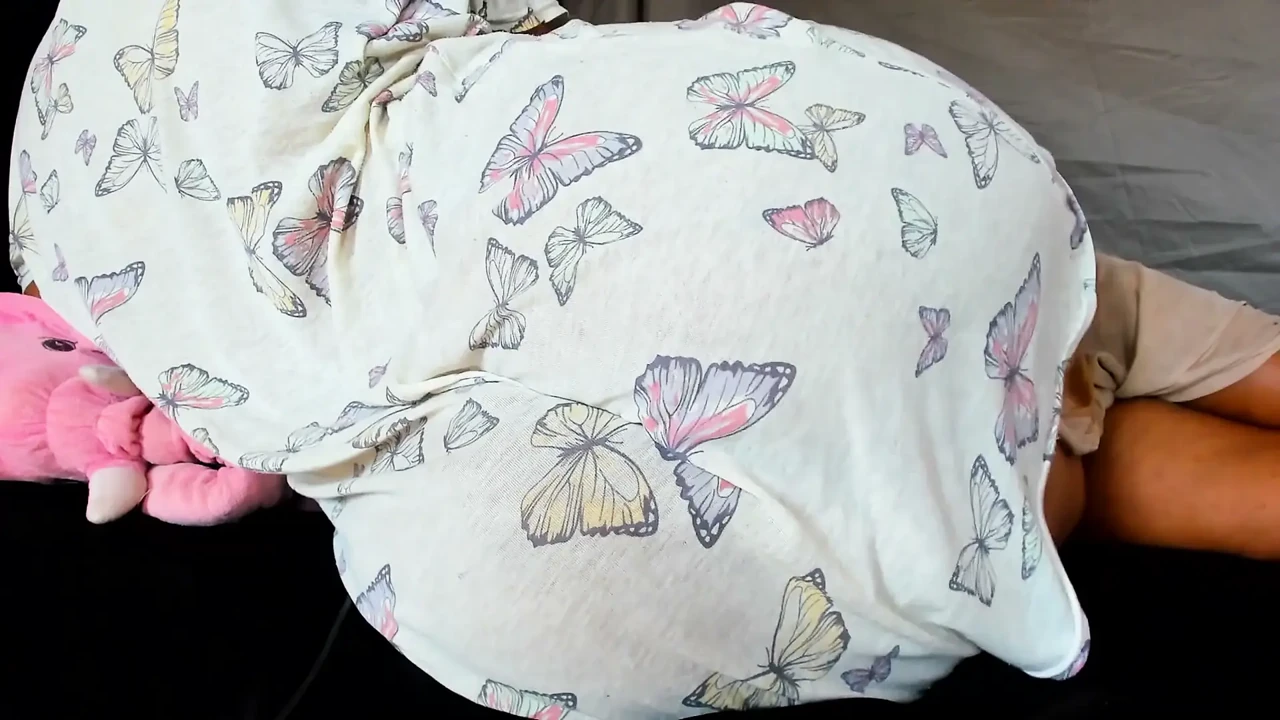 Lying Down Sideways, Shaking My Big Booty and Spreading Extremely Close-up to Cam