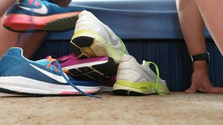 Le scarpe da ginnastica Nike da ragazza sono ben sborrate