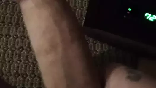 Bir jerc tüttürmek için kalın barmen etim patlıyor