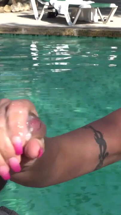 Iconic moment from "HANDBLOW - Vivien at the pool"