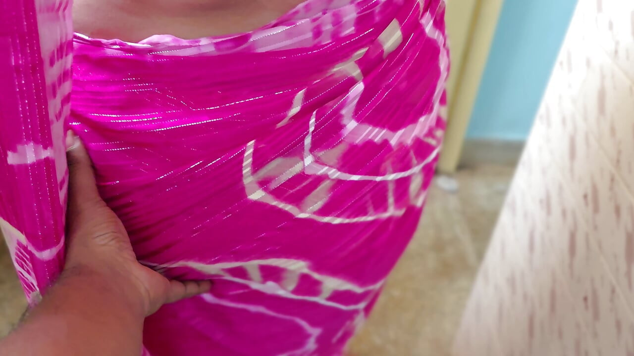 4K เย็ดกับพี่สะใภ้อย่างหนักขณะทําความสะอาดห้องน้ําและตัดสินใจทําให้ bhabhi มีความสุข