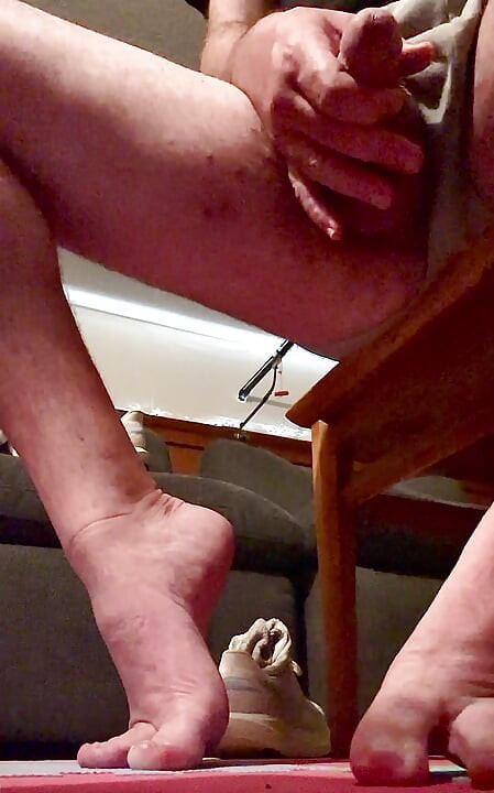 Man Cums On His Feet