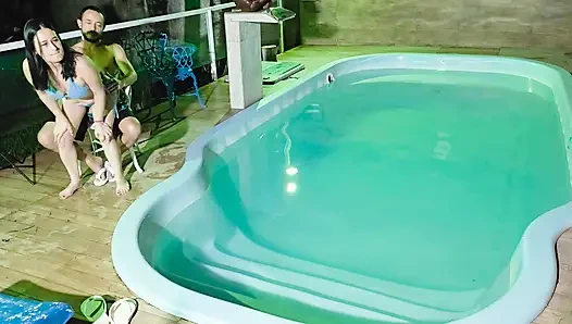 Auf frischer tat ertappt! Zwei brünette wurden beim masturbieren im pool der wohnung erwischt