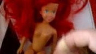 Barbie berambut merah menyenangkan.
