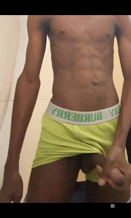 Absli seksi genç kız herkesin içinde büyük siyah yarağını okşuyor
