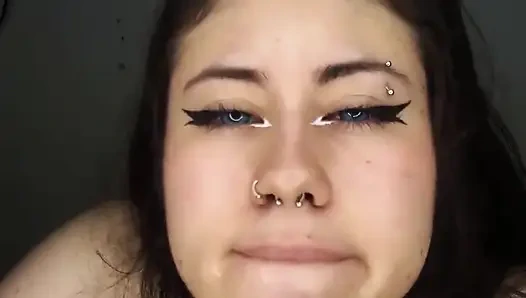 Красивая 18-летняя обожает получать всю сперму от члена