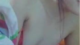 19-летняя китайская девушка с волосатыми подмышками мастурбирует