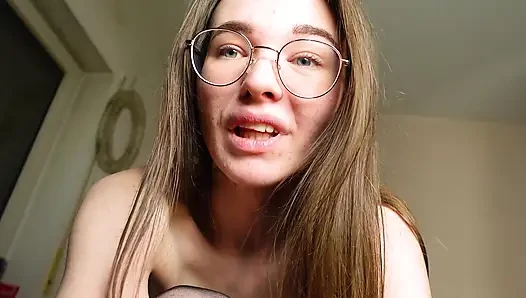 Küçük memeli sıska kız sana seksi naylon çoraplarını gösteriyor