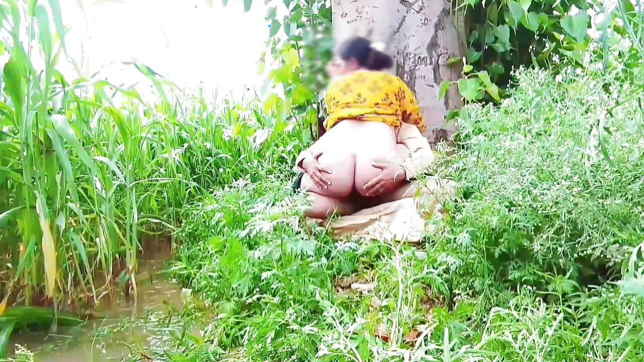 kheton mein Barish ka mausam bahut badi gand upar se naram li to maja a Gaya doggy style upar bataya to pani Nikal Gaya