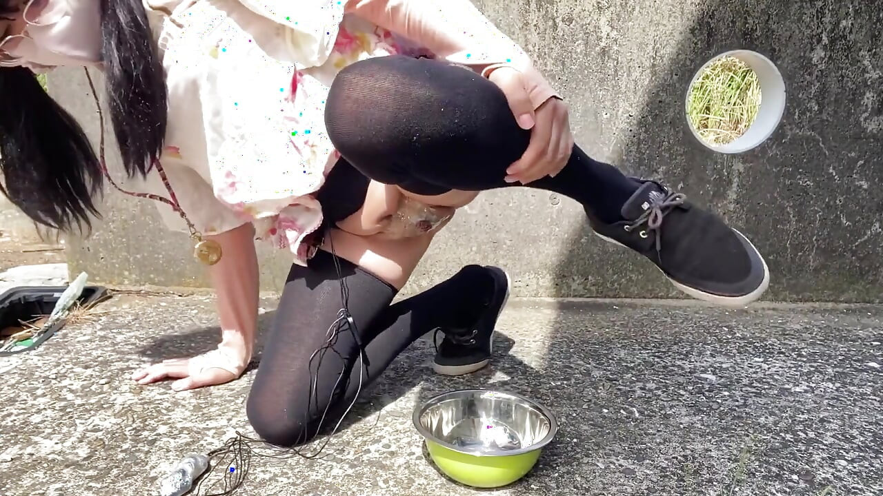 No. 252 Outdoor doggy Pose Pee