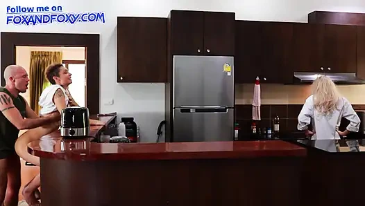 Hampir ketahuan kejutan anal creampie dengan putri tiri