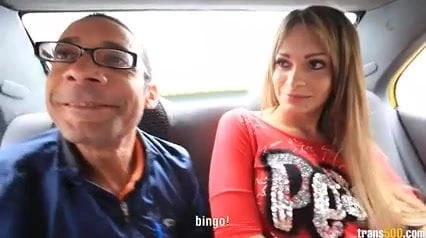 Vacker shemale sharlot blir penetrerad