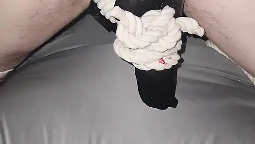 Gadis penurut ini muasin memeknya pakai stoking nilon, beberapa tali, dan ballbusting