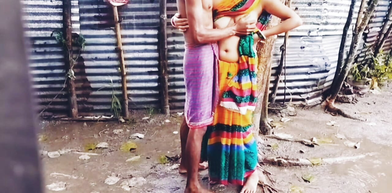 Big Tits Big Ass Desi Bhabi in Teen age Fucks Devar in outdoor Rainy season.