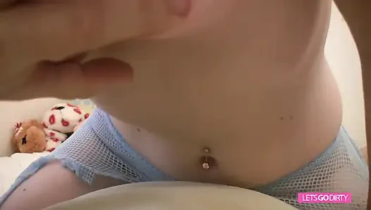 Benar-benar terangsang karena menyentuh tubuh seksi itu