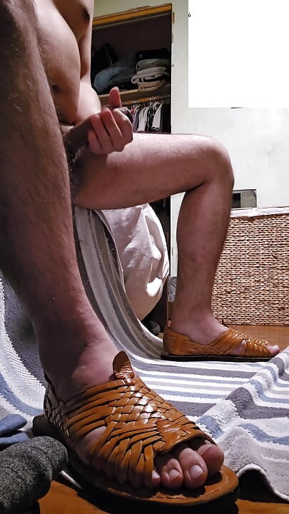 dok nosi huaraches sandale
