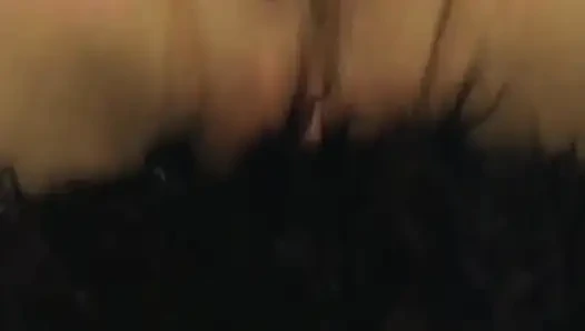 Olgun sarışın orta yaşlı seksi kadın açık havada kıllı ayı yarağını emiyor
