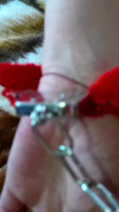 Cewek ini lagi asik masturbasi memeknya di kamar tidur