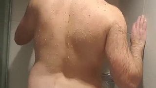 誰と一緒にシャワーを浴びたいの？