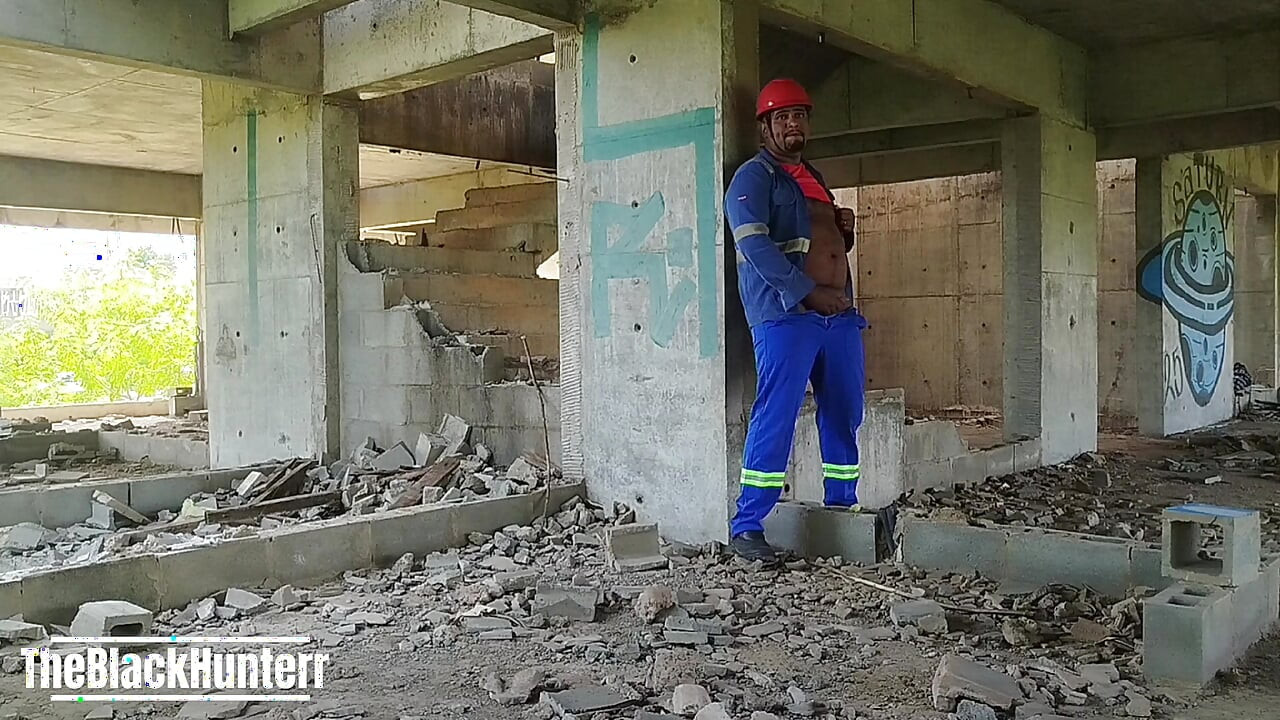 לבד בבניין בצהריים