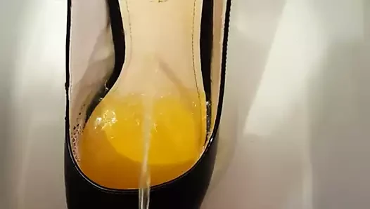 kardeş ayakkabı işemek