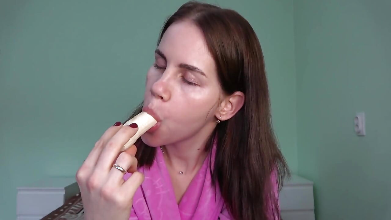 أحمر الشعر الساخن آنا يعطي اللسان ويحصل على شاعر المليون