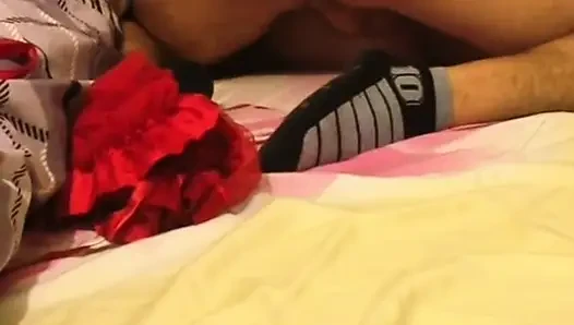 Tatlı gülümsüyor, kırmızı iç çamaşırlı mükemmel bir gece