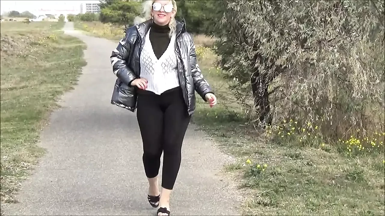 穿着黑色紧身裤的大屁股在街上散步