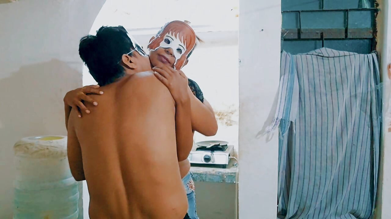 Desi maid ko kichen me sex kiya