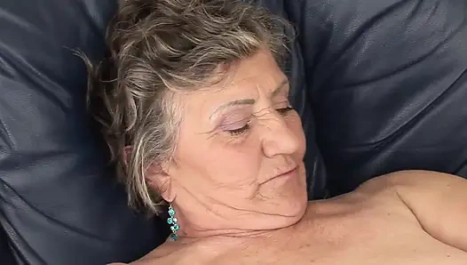 Oma will den harten schwanz des stiefsohns