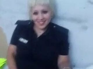 Polis Argentina melancap dalam pakaian seragam semasa bertugas