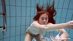 Schau zu, wie die sexiesten Mädchen nackt im Pool schwimmen