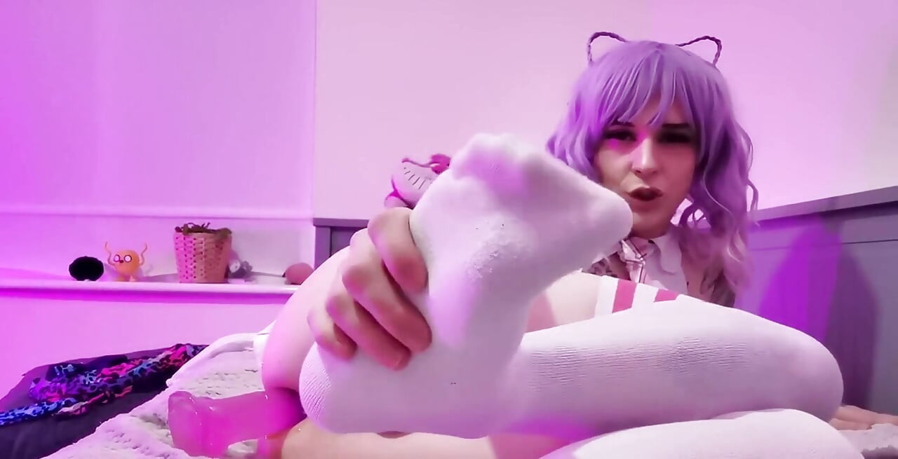 Трахання з ділдо і демонстрація ніг у високих шкарпетках