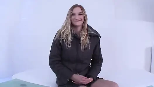 Sarışın azgın sürtüğü tıraşlı ıslak amcığını sikiyor