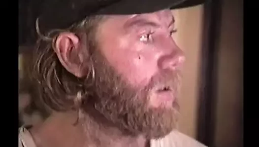 Зрелая Lee избивает зрелую в любительском видео