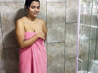 我去拜访我继妹的房子，我走进浴室只是为了看她裸体