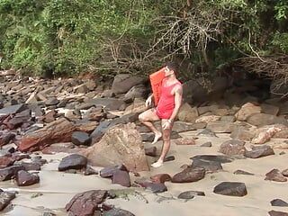 Intensa follada en la playa en el culo de un gay cachondo sexy