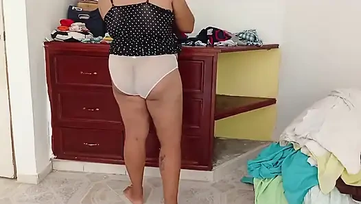 Gadis gemuk merampok kamar dan melipat pakaian
