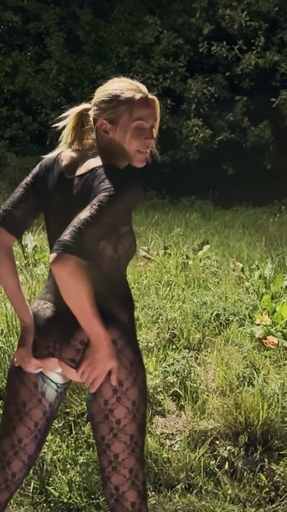 Sød blond gadeluder lader hvert hul blive kneppet på gaden