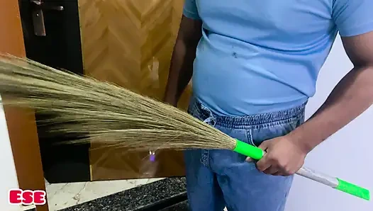 Maalkin Ne Naukar ko Padka Stairs Par MOOTH-Marte Hue!!