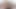 赤いおもちゃに乗っている黒いドレスの女性