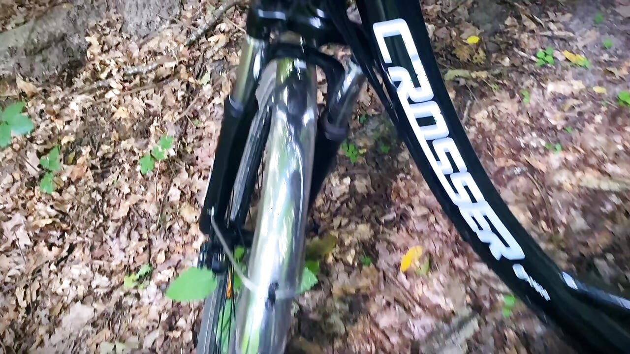 Ayudó a una chica a arreglar su bicicleta en medio de la nada y me agradeció con un jugoso estilo perrito al aire libre y se tragó todo mi semen